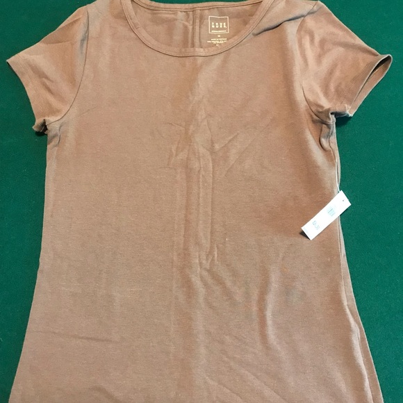 New t-shirt never worn. - Picture 2 of 4